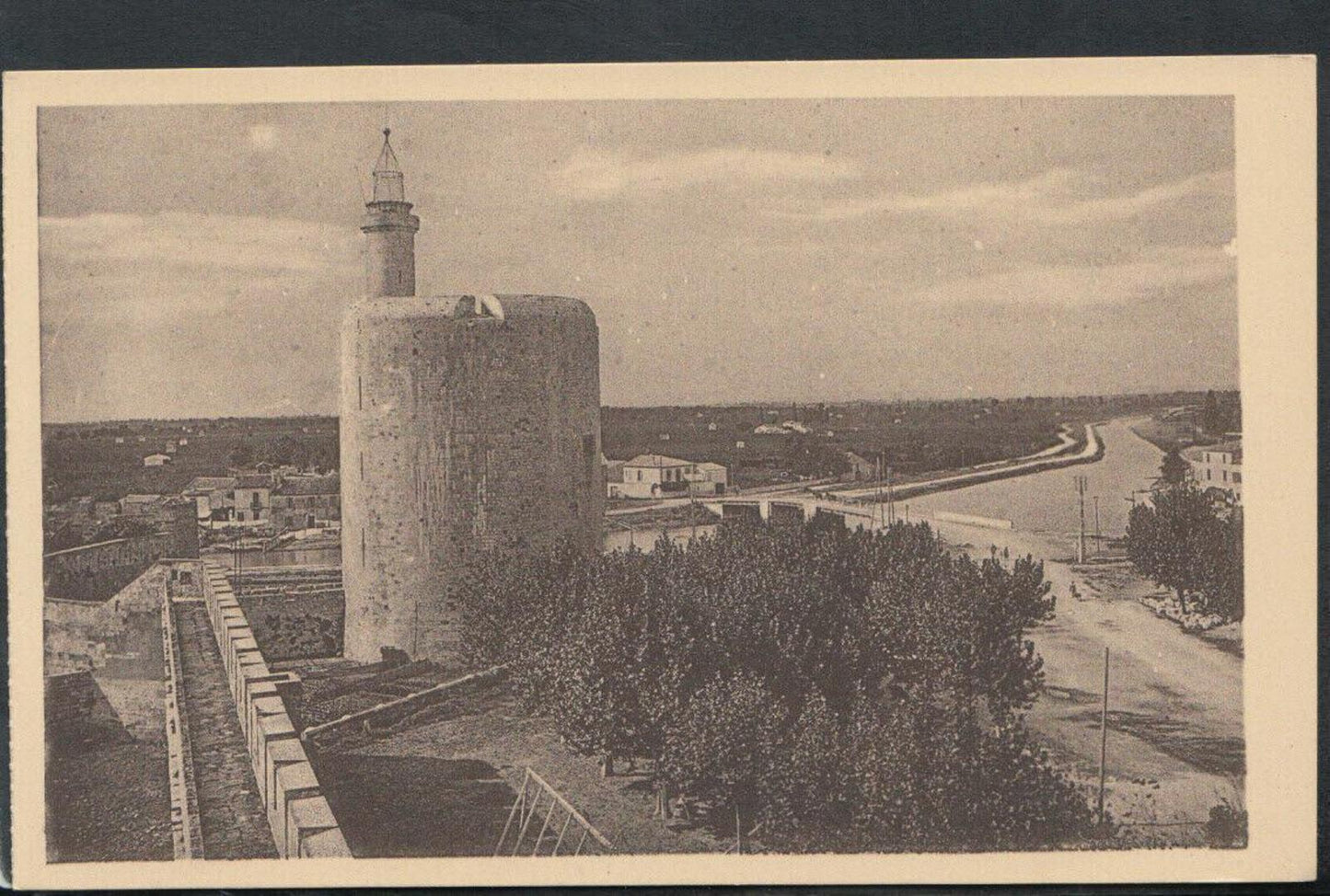 France Postcard - Aigues-Mortes - La Tour De Constance Et Le Canal   RS16333