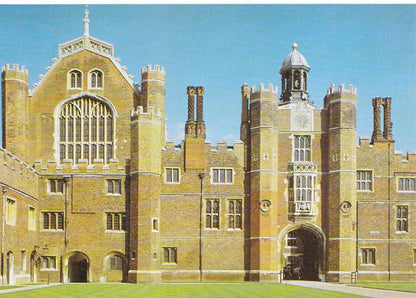 Middlesex Postcard - Hampton Court Palace, Anne Boleyn's Gateway   SM229