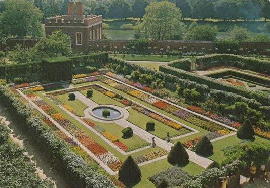 Middlesex Postcard - Hampton Court Palace, The Pond Garden  RR22891
