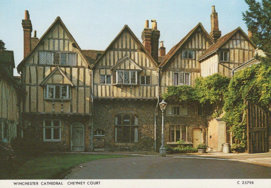 Hampshire Postcard - Winchester Cathedral - Cheyney Court    RRR73
