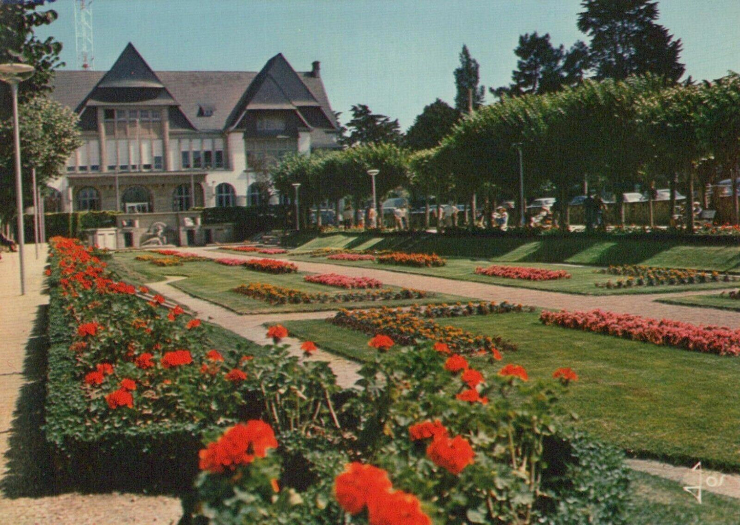 France Postcard - Bretagne, La Baule - Jardins Fleuris Devant La Poste   RR7772