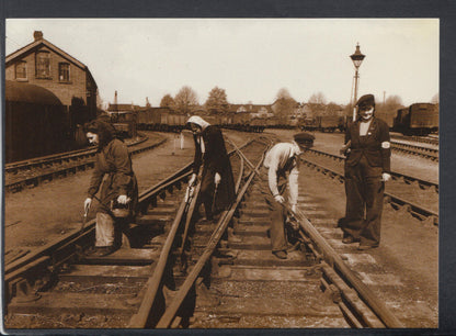 History Postcard: WW1 Women Maintaining The Railway Track, Wartime 1943 -RR23720