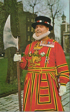 Load image into Gallery viewer, London Postcard - Yeoman Warder at The Tower of London  RS27905
