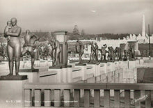 Load image into Gallery viewer, Norway Postcard - Oslo Statues   RR8689
