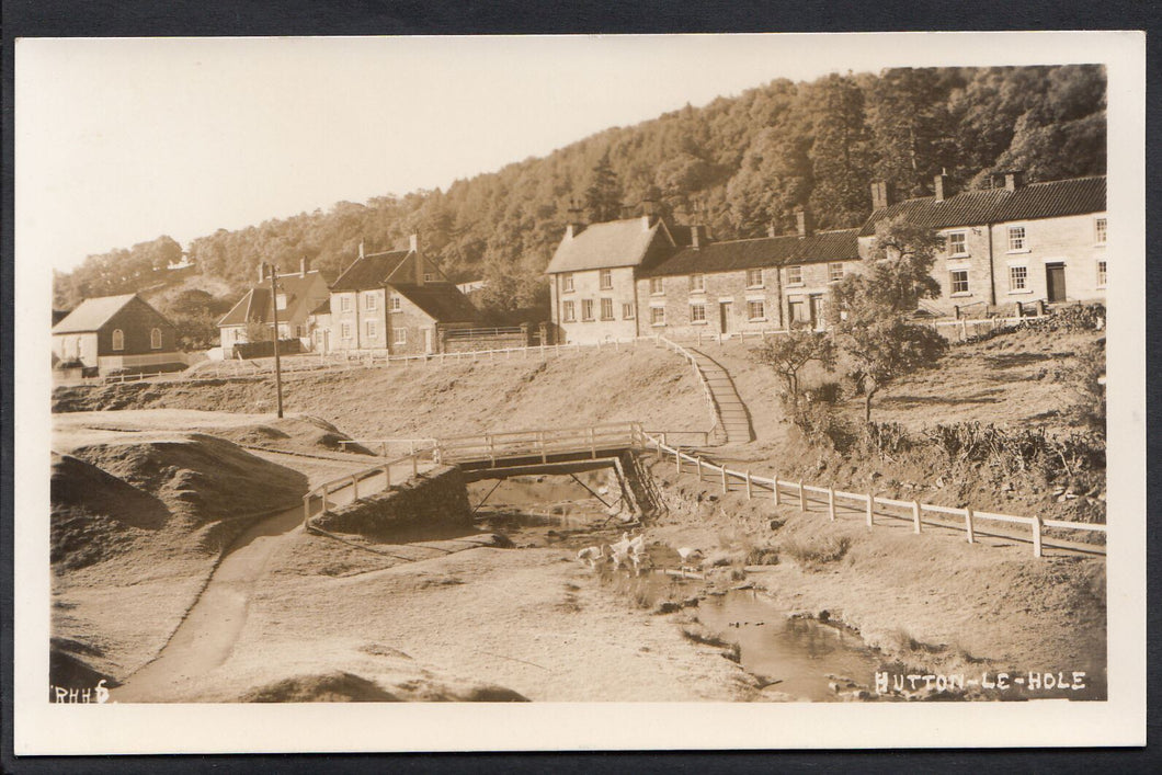 Yorkshire Postcard - Hutton-Le-Hole    B324