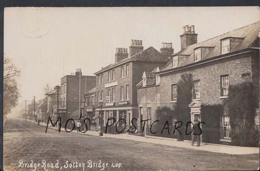 Lincolnshire Postcard - Bridge Road, Sutton Bridge    RT418