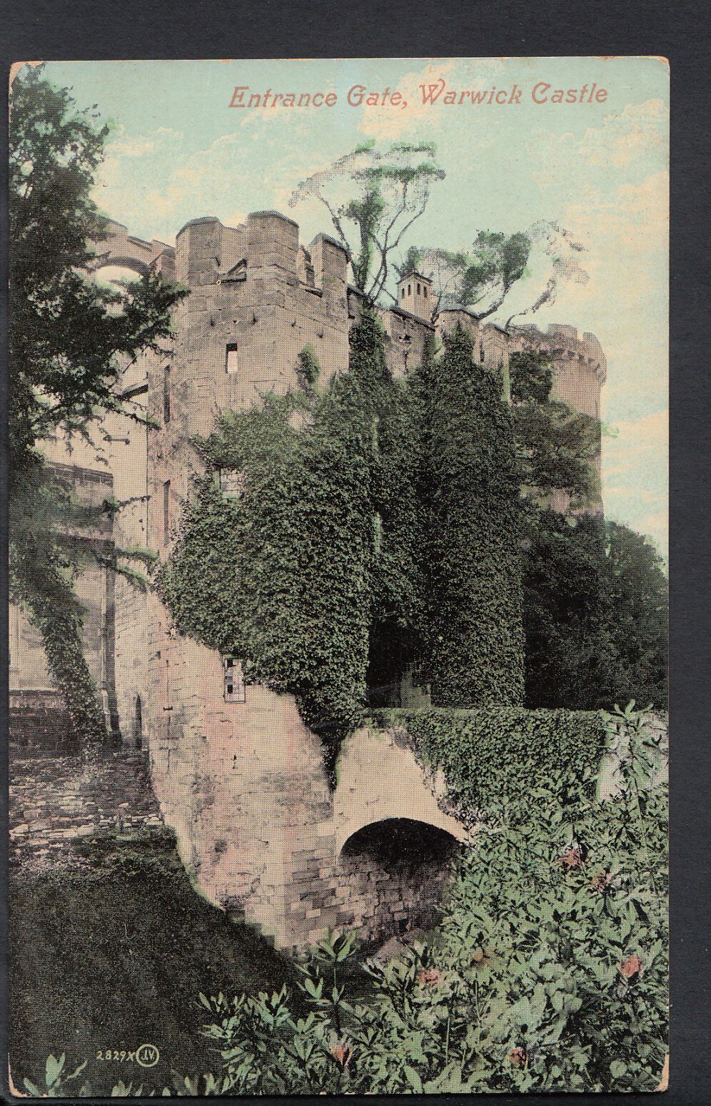Warwickshire Postcard - Entrance Gate, Warwick Castle    RT977