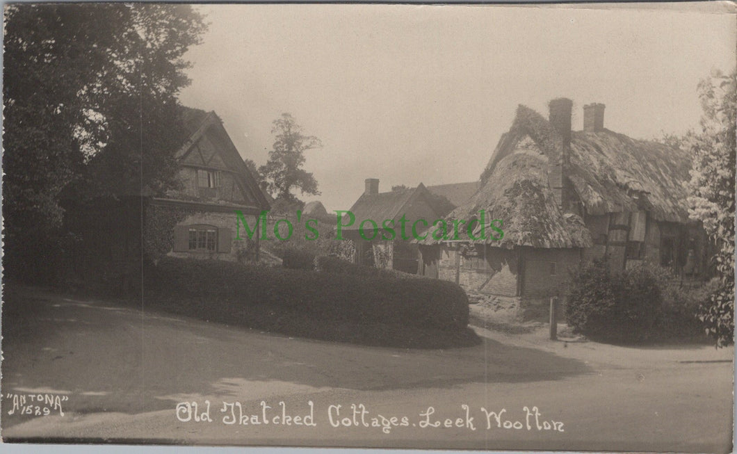 Warwickshire Postcard - Old Thatched Cottages, Leek Wootton HP643