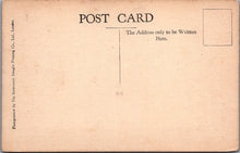 Load image into Gallery viewer, Middlesex Postcard - Hampton Court Palace, Western Gateway SW10694
