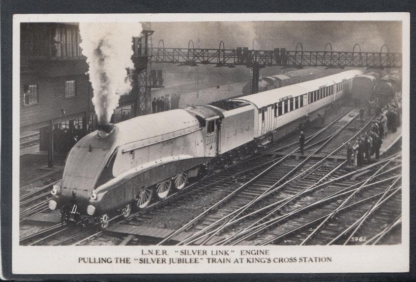 Railway Postcard - Trains - L.N.E.R "Silver Link" Engine Pulling The "Silver Jubilee" Train at Kings Cross Station - Mo’s Postcards 