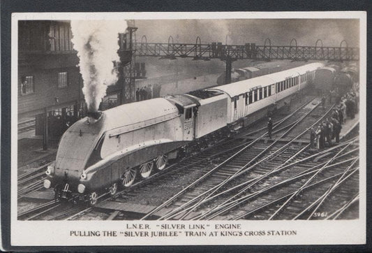 Railway Postcard - Trains - L.N.E.R "Silver Link" Engine Pulling The "Silver Jubilee" Train at Kings Cross Station - Mo’s Postcards 