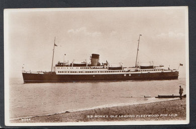Shipping Postcard - S.S.Mona's Isle Leaving Fleetwood From Isle of Man - Mo’s Postcards 