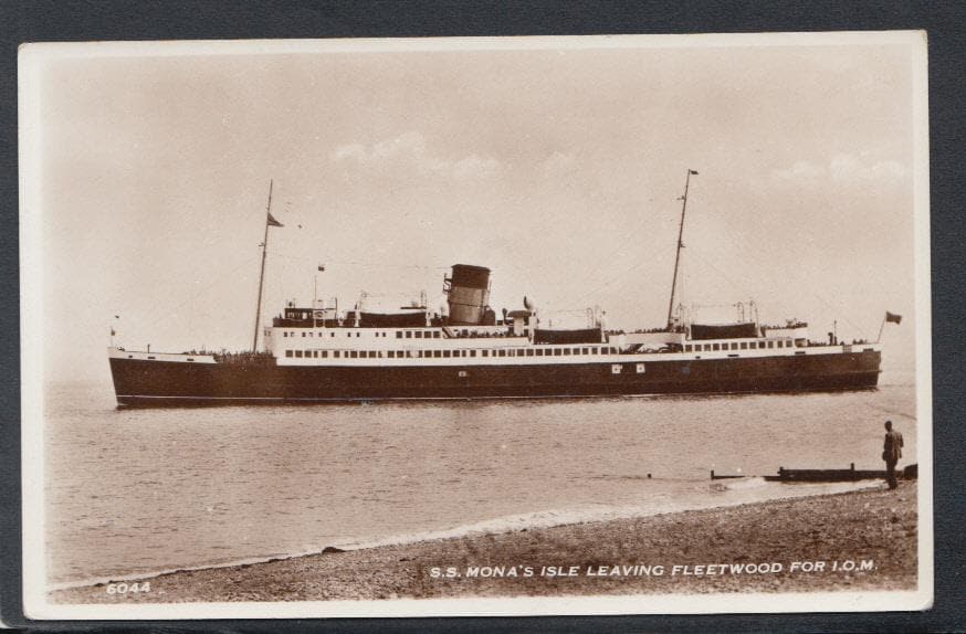 Shipping Postcard - S.S.Mona's Isle Leaving Fleetwood From Isle of Man - Mo’s Postcards 