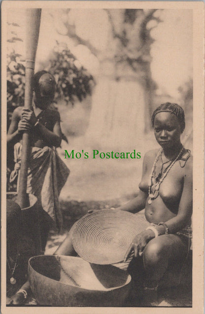 Jeunes Filles Preparant Le Mil Pour Le Repas, Senegal