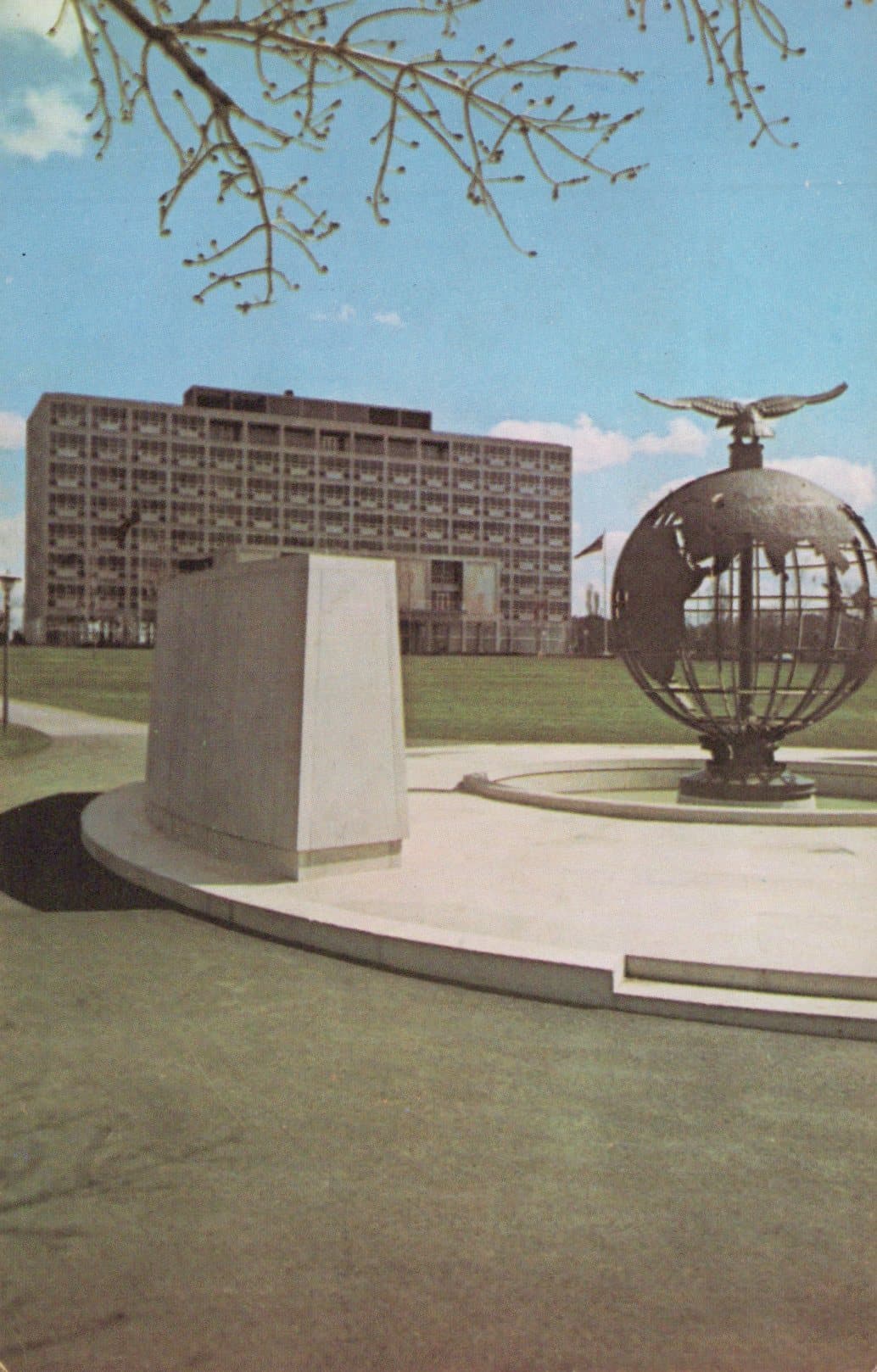 Canada Postcard - Commonwealth Air Force Memorial and City Hall on Green Island, Ottawa - Mo’s Postcards 