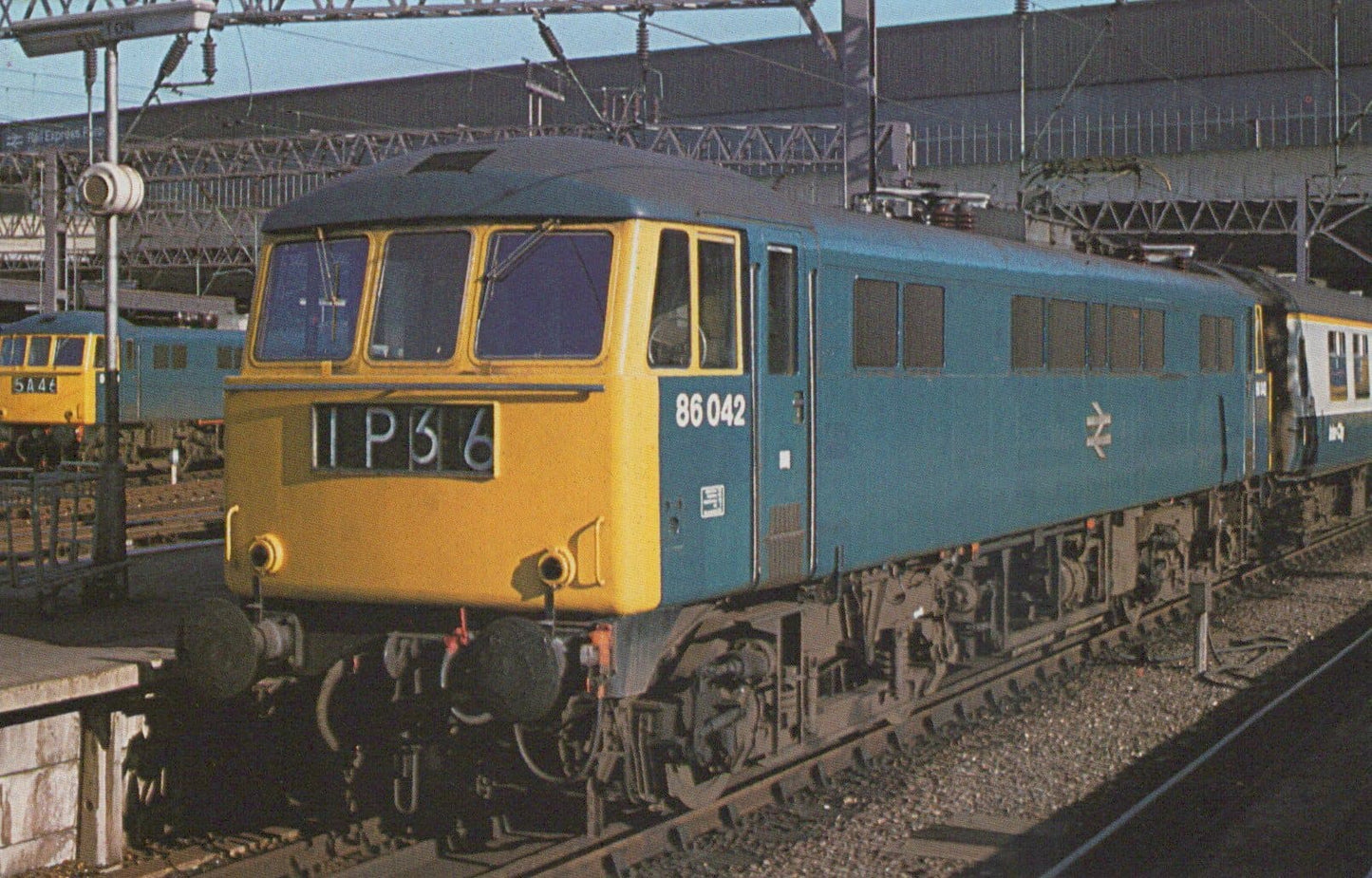 Railways Postcard - Trains - No 86 042 at Euston in 1979 - Mo’s Postcards 